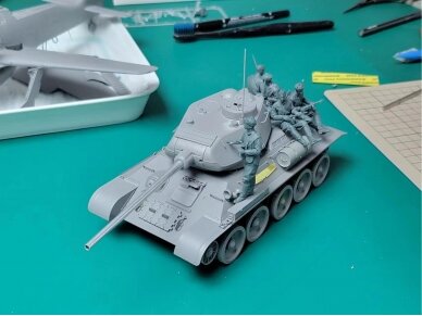 Border Model - T-34/85, Composite Turret, 112 Plant w/5 Resin Figures, Metal Gun Barrel, Workable Tracks, 1/35, BT-027 3