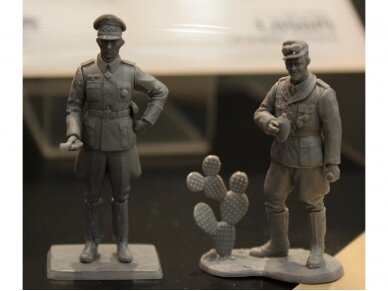 Tamiya - WWII Wehrmacht Officer & Africa Corps Tank Crewman (2-Figure Set), 1/35, 25154 2